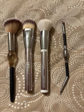 It Cosmetics Gently used brushes